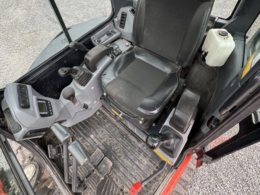 Interno cabina Kubota U36-4 sedile operatore