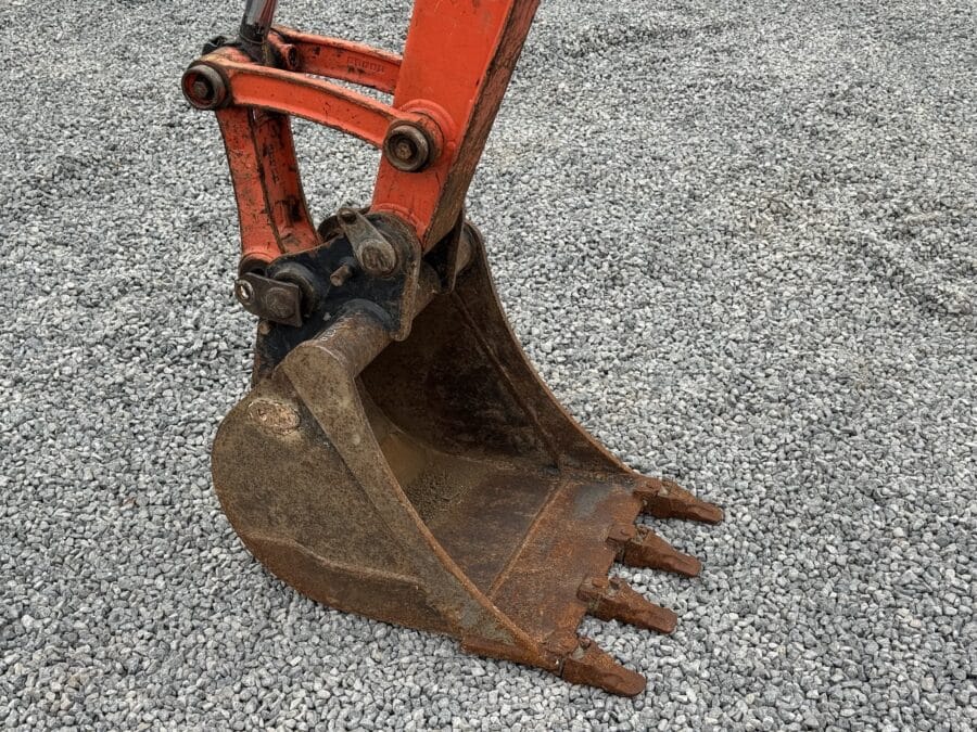 Benna escavatore Kubota U36 dettaglio denti usura