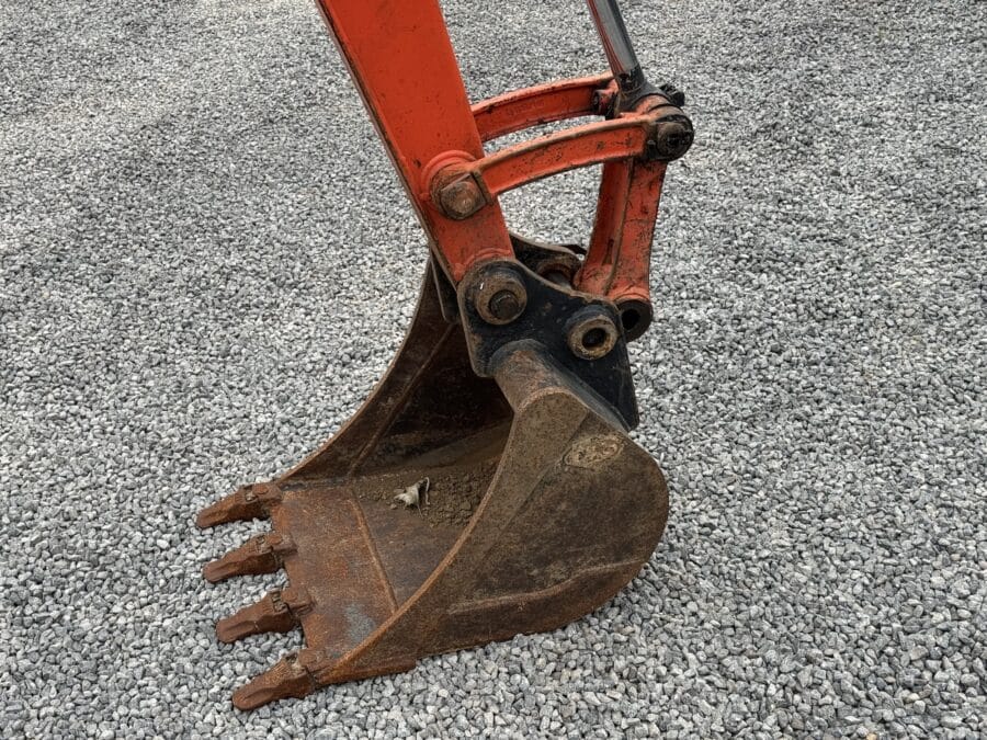 Benna escavatore Kubota U36 dettaglio denti usura