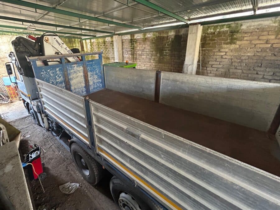 Vista posteriore Mercedes Actros 1831 con cassone ribaltabile trilaterale