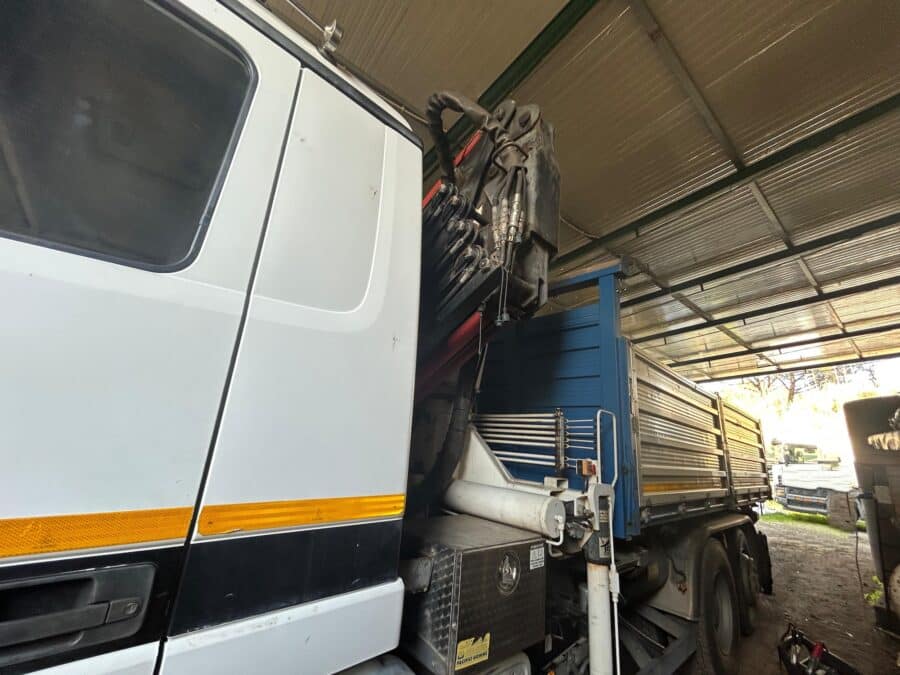 Vista completa camion con gru montata mercedes actros 1831
