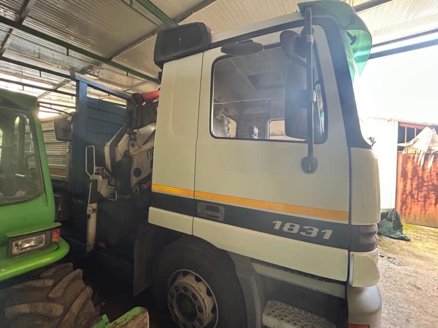 Camion Mercedes Actros 1831 parcheggiato in capannone vista laterale