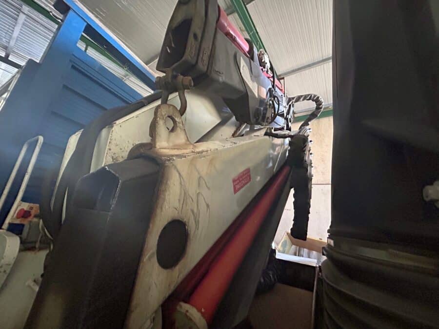 Gru Bonfiglioli montata su telaio camion vista laterale Mercedes Actros 1831