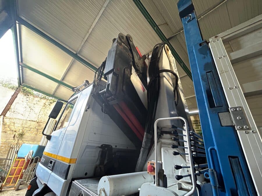 Dettaglio struttura gru installata su camion mercedes Actros 1831