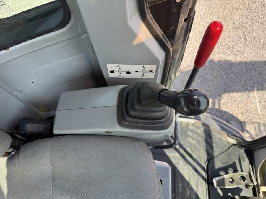 New Holland E35.2SR dettaglio comandi operatore sx