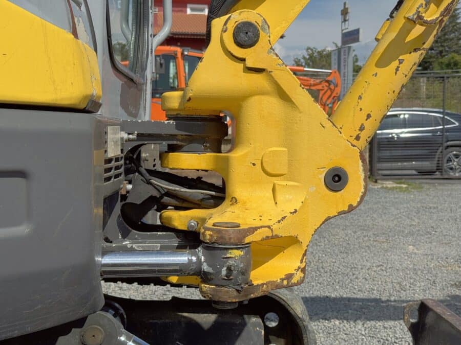 New Holland E35.2SR dettaglio cerniera braccio monolitico dx