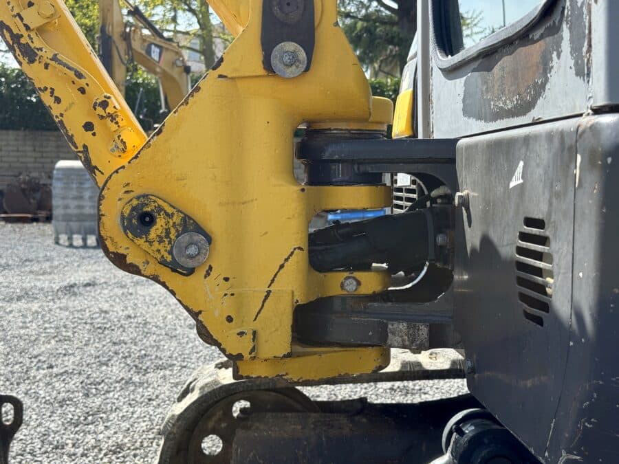 New Holland E35.2SR dettaglio cerniera braccio monolitico sx