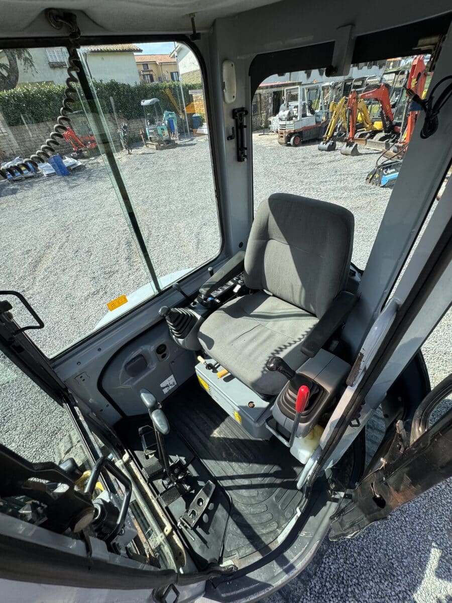 New Holland E35.2SR dettaglio cabina operatore