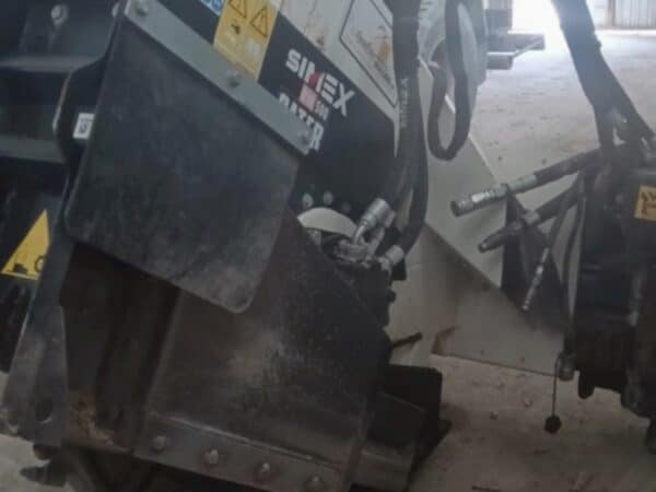 Vista laterale attrezzatura Simex RW500 in officina