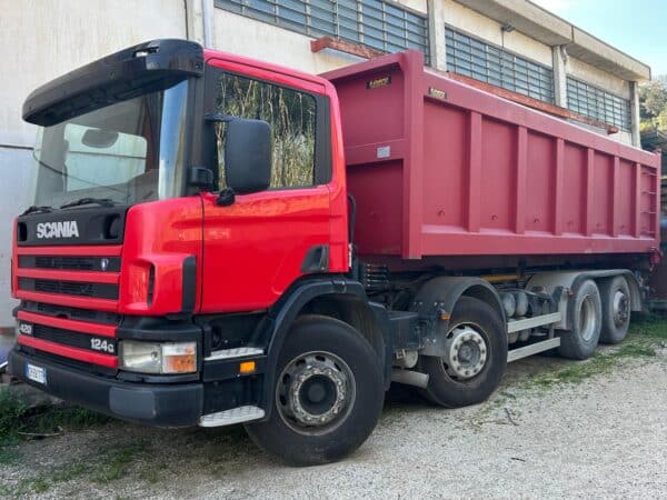 Camion Scania 420 ribaltabile rosso vista laterale completa