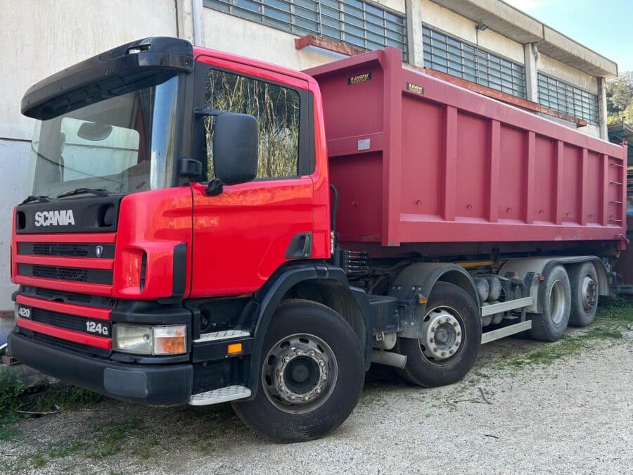 Camion Scania 420 ribaltabile rosso vista laterale completa