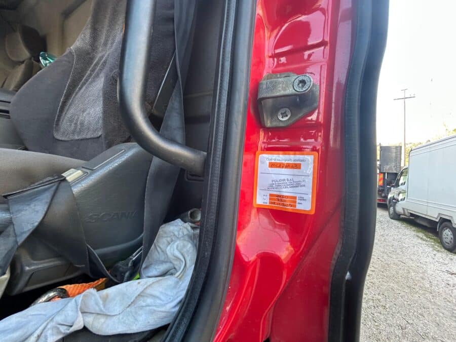 Dettaglio interno porta cabina camion Scania 420