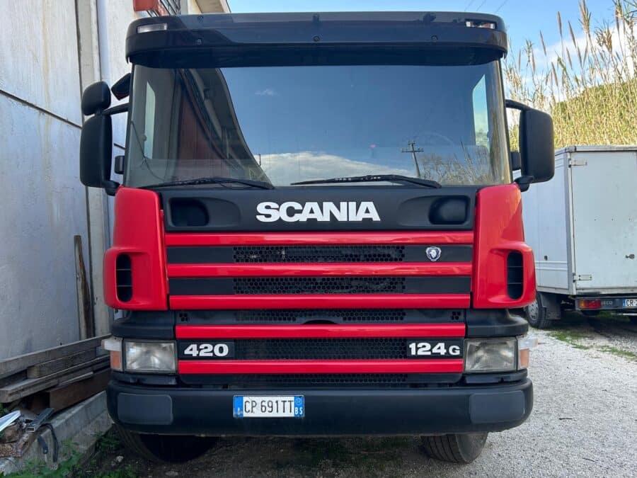 Frontale Scania 420 con griglia e logo
