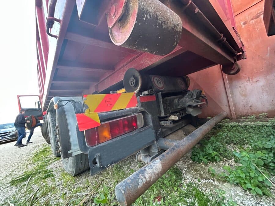 Vista sotto telaio e scarico camion Scania 420