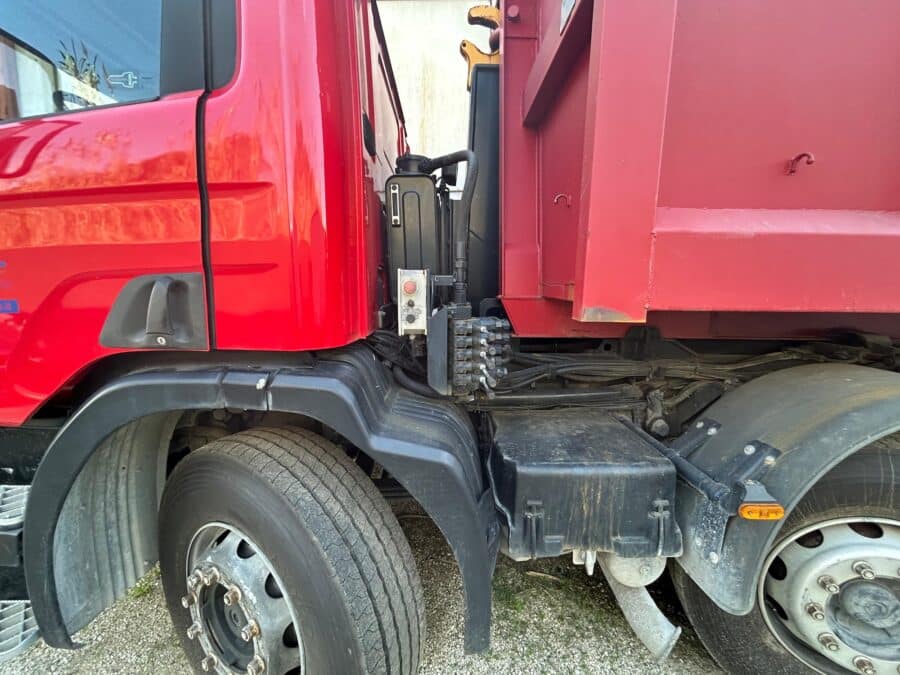 Dettaglio laterale cabina e telaio camion Scania 420