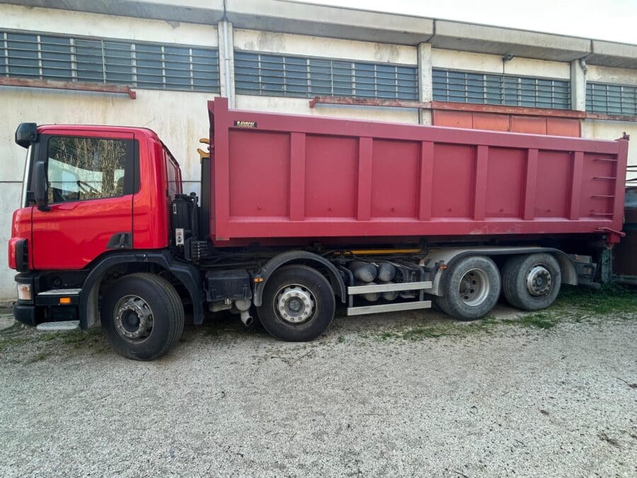 Vista laterale completa camion ribaltabile Scania 420