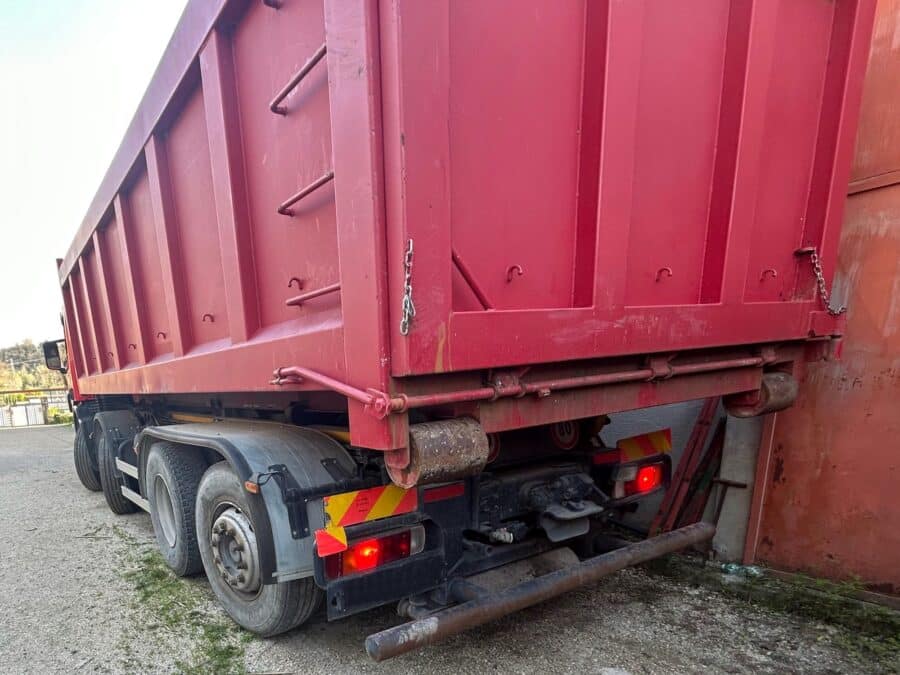 Retro camion Scania 420 con cassone ribaltabile posteriore