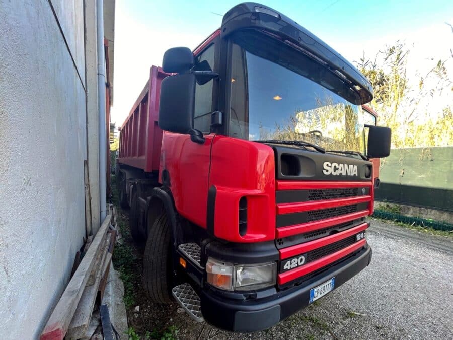 Vista angolare frontale camion Scania 420