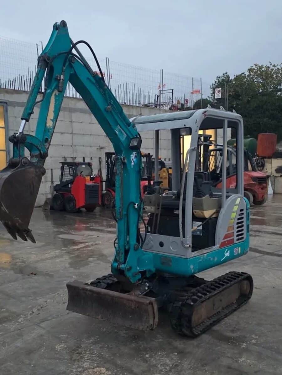 SUNWARD 17 vista frontale in cantiere a Deliceto