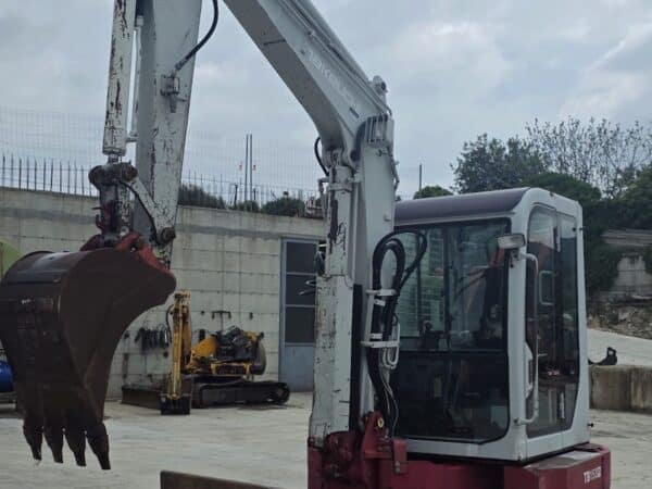 Escavatore Takeuchi TB153 5600 kg con cabina chiusa