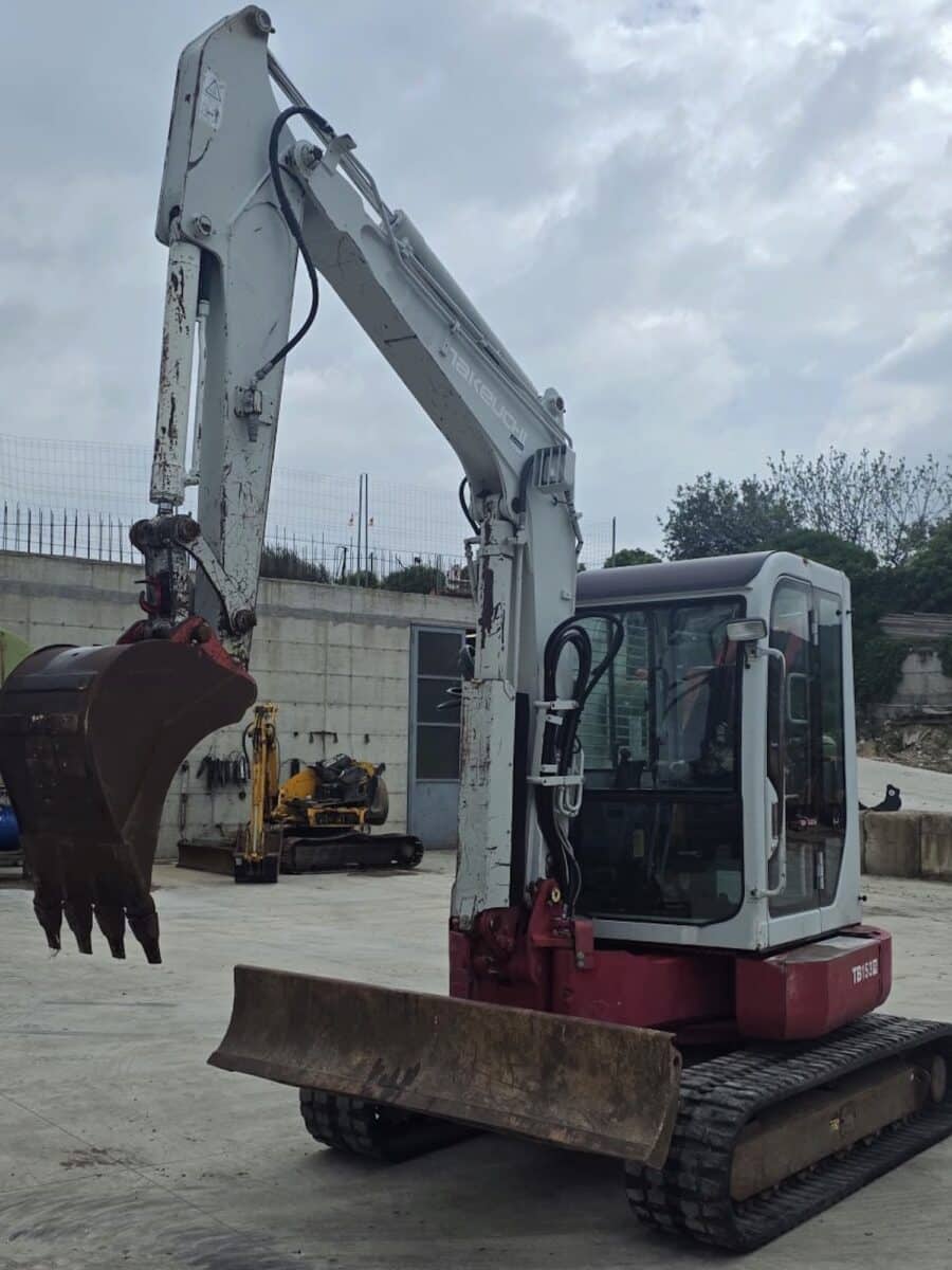 Escavatore Takeuchi TB153 5600 kg con cabina chiusa
