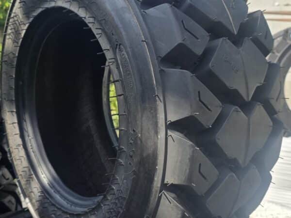 Pneumatico Malhotra 12-16.5 usura battistrada dettaglio superficie