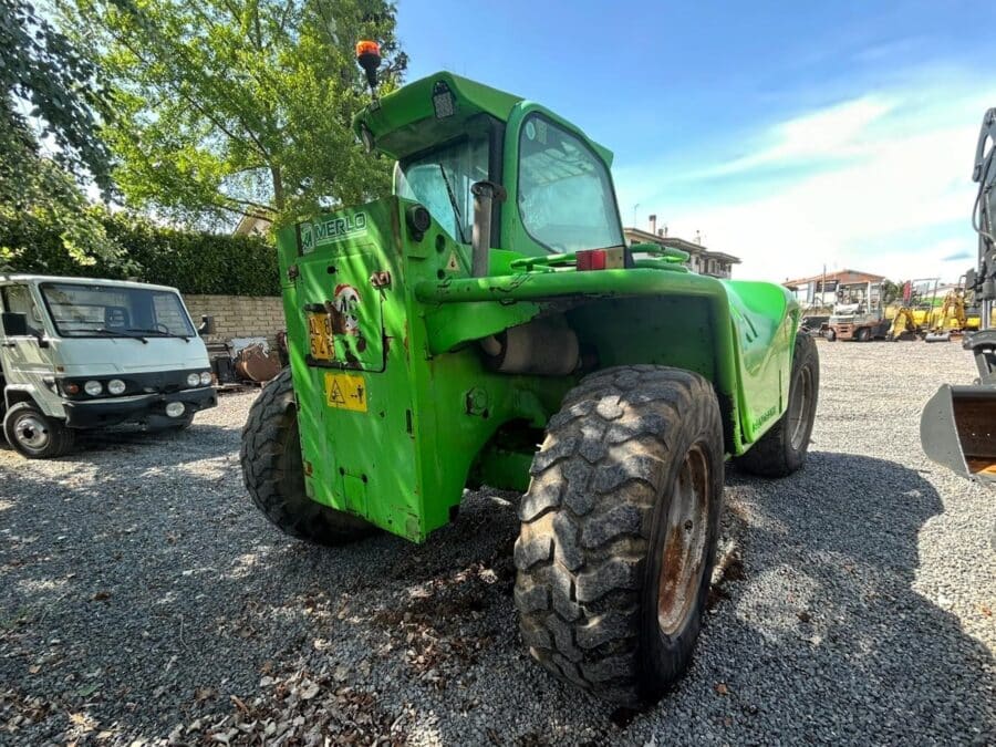 Vista posteriore lato destro Merlo P40.9 targato