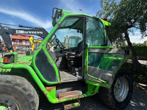 Cabina chiusa Merlo P40.9 con porta aperta