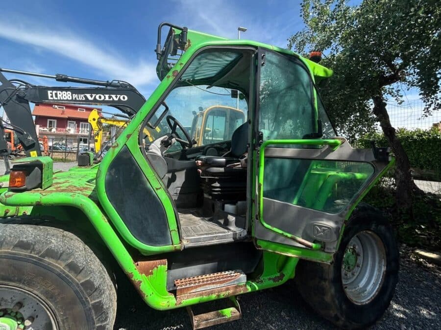 Cabina chiusa Merlo P40.9 con porta aperta