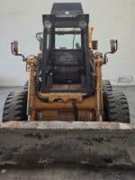 Parte frontale CASE 75XT con benna standard e cabina operatore aperta