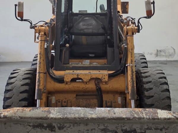 Parte frontale CASE 75XT con benna standard e cabina operatore aperta