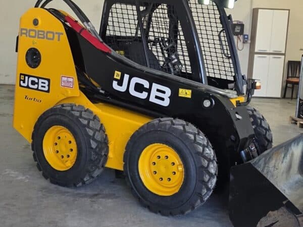 Vista laterale JCB 190T-HF con benna montata