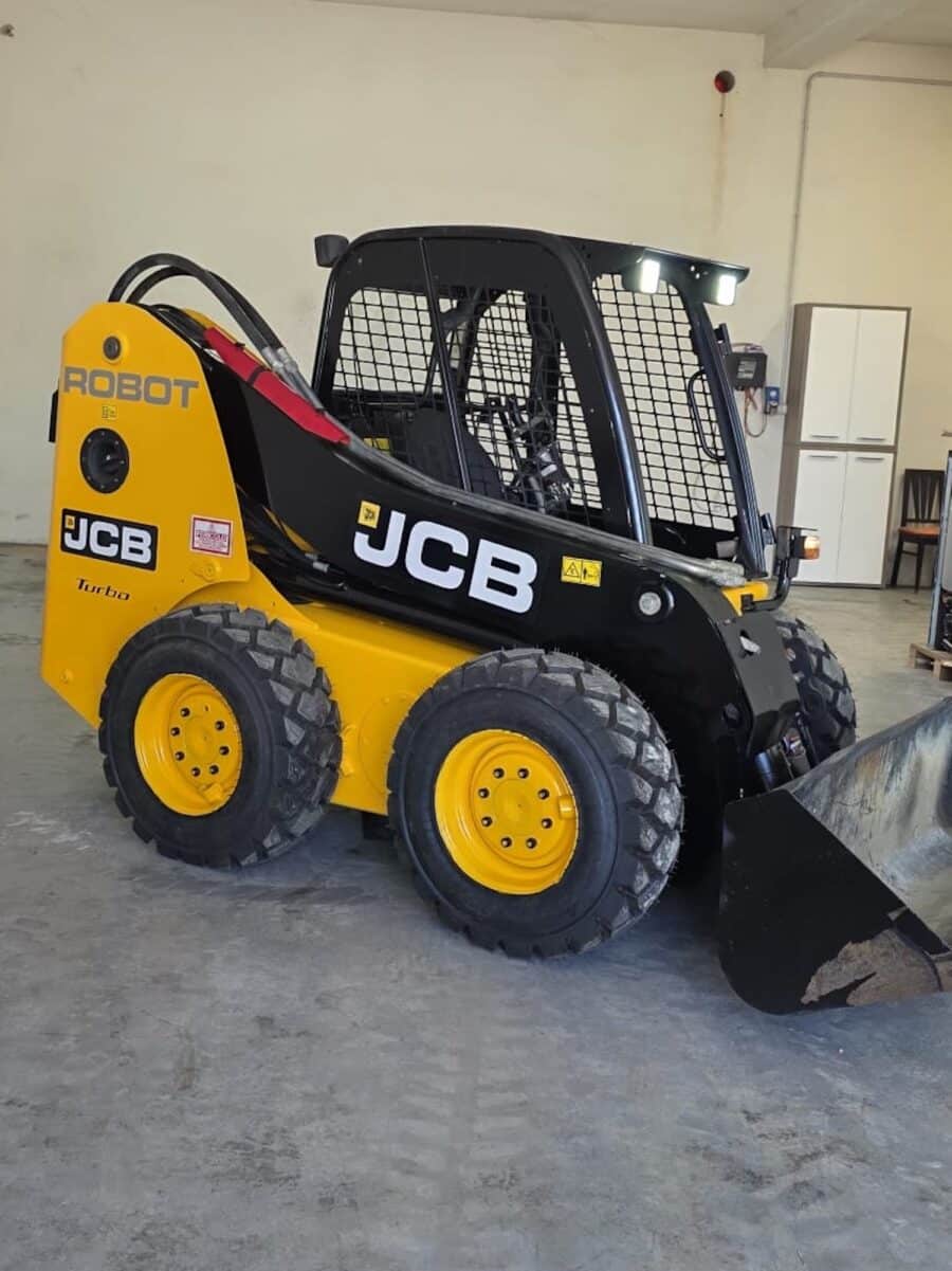 Widok z boku JCB 190T-HF z zamontowaną łyżką