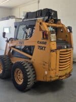 Vista angolare posteriore CASE 75XT con carrozzeria originale CASE Construction