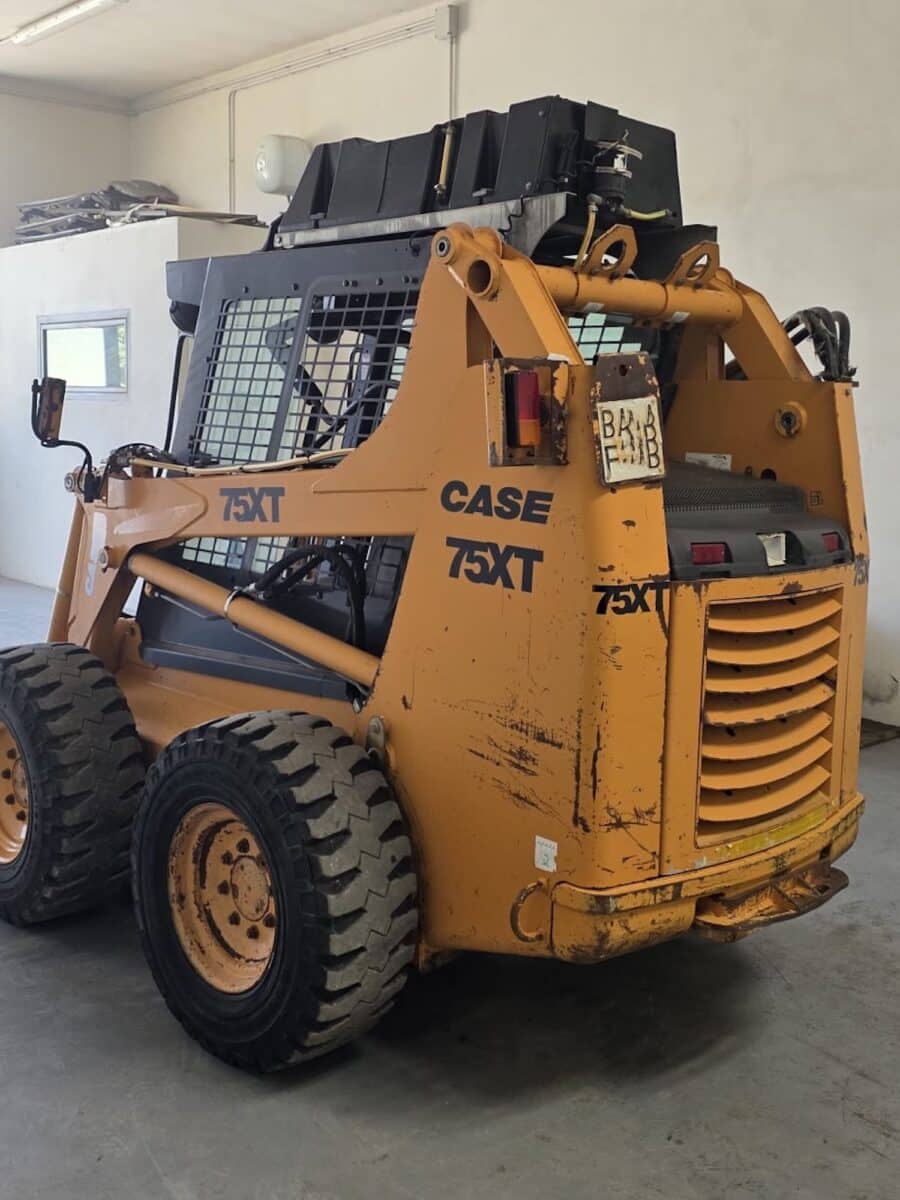 Vista angolare posteriore CASE 75XT con carrozzeria originale CASE Construction