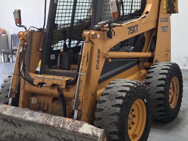 Minipala gommata CASE 75XT lato anteriore destro pronta per cantieri edili