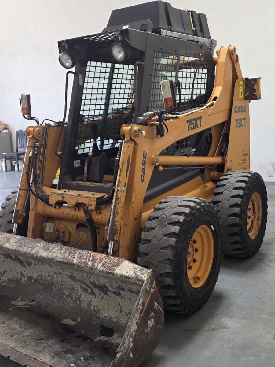 Minipala gommata CASE 75XT lato anteriore destro pronta per cantieri edili