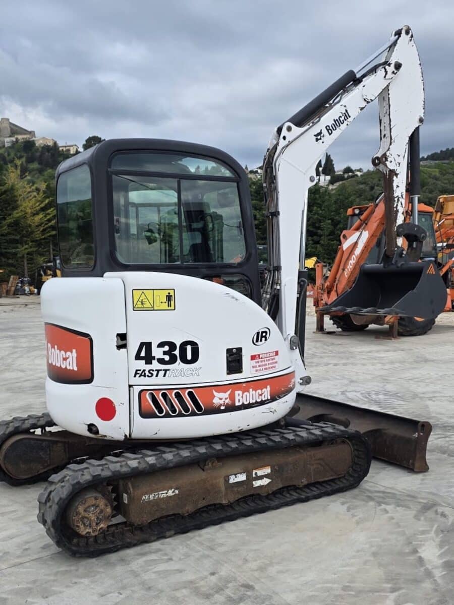 Vista laterale miniescavatore BOBCAT 430 FAST TRACK compatto per edilizia