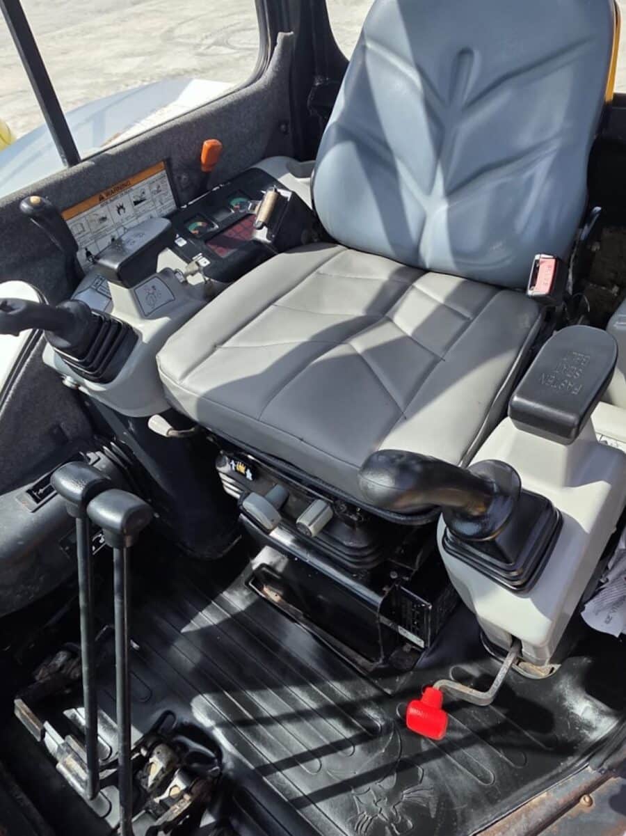 Interno cabina BOBCAT 430 FAST TRACK con sedile operatore e joystick