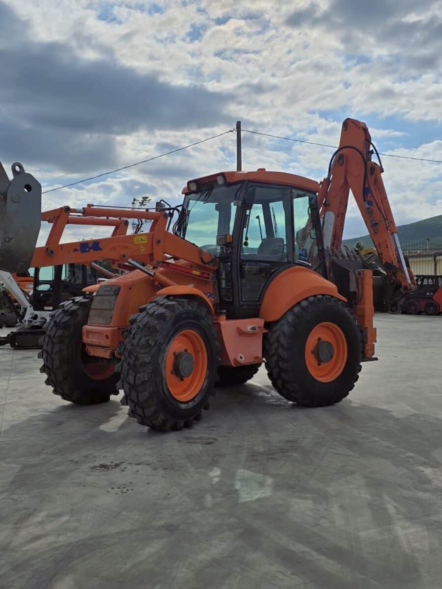 Vue latérale Fiat Kobelco B200 avec bras arrière