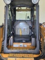Interno cabina CASE 75XT con sedile operatore e comandi joystick