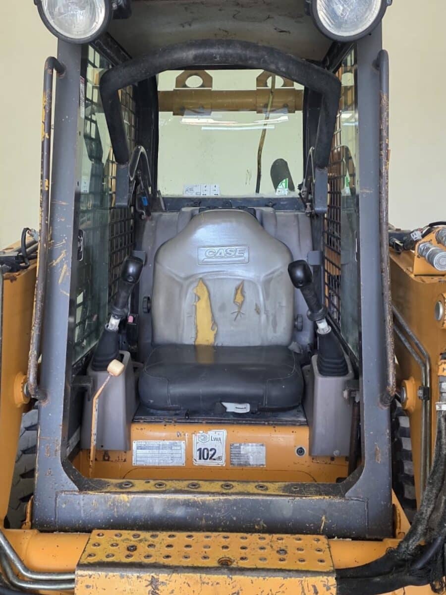 Interno cabina CASE 75XT con sedile operatore e comandi joystick