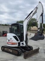 Miniescavatore BOBCAT 430 FAST TRACK con benna da scavo in posizione operativa