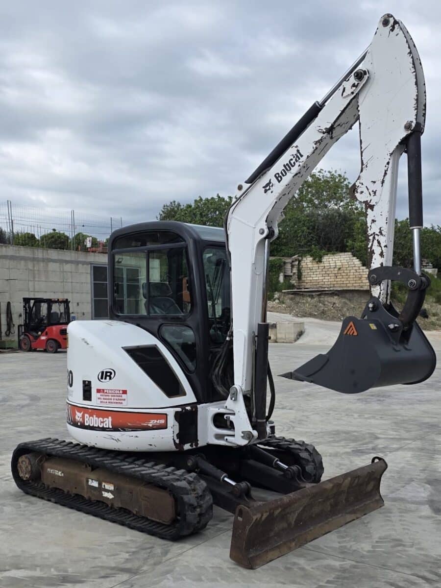 Miniescavatore BOBCAT 430 FAST TRACK con benna da scavo in posizione operativa