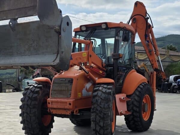 Terna Fiat Kobelco B200 vista frontale con benna anteriore