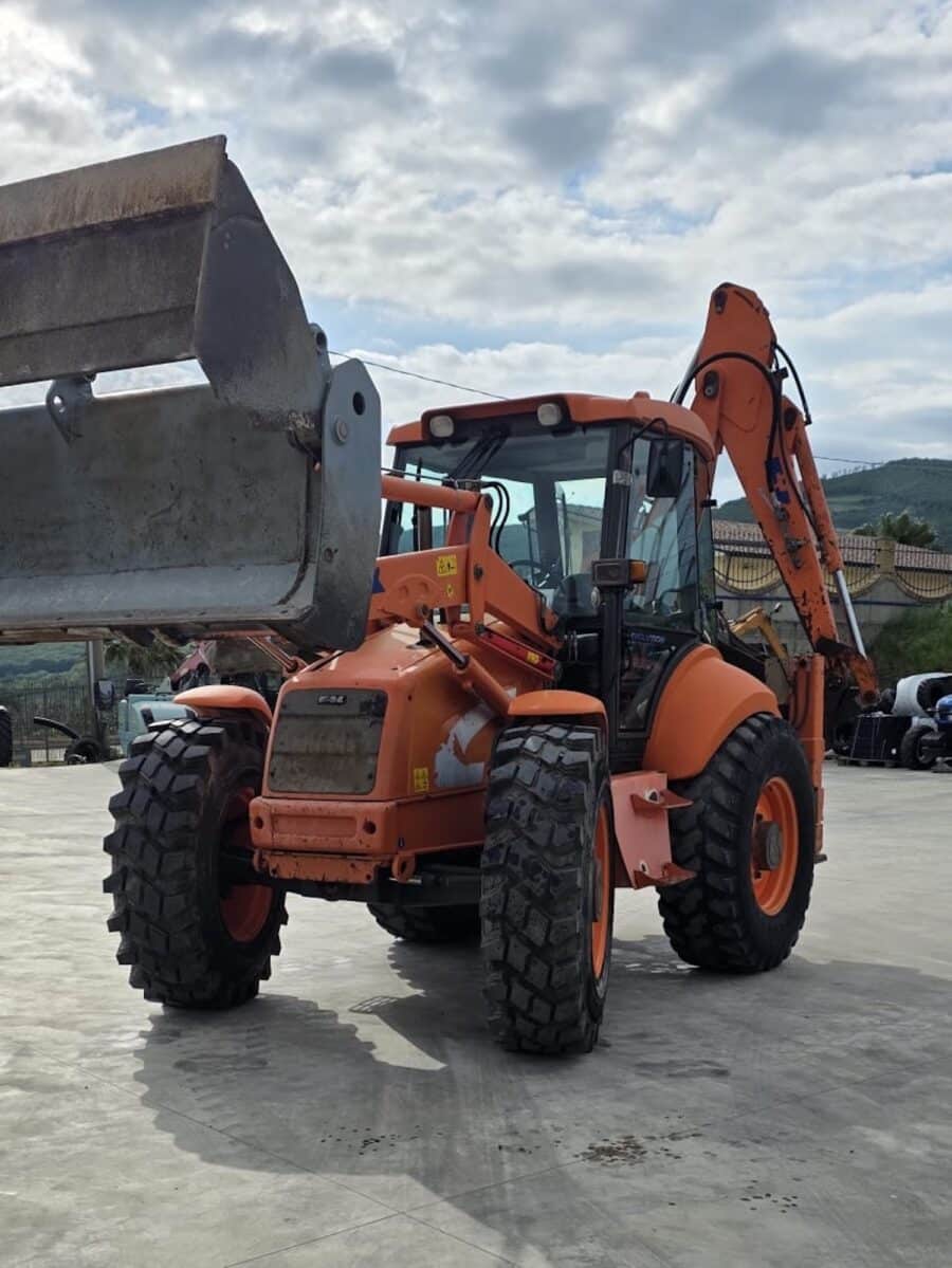 Terna Fiat Kobelco B200 vista frontale con benna anteriore