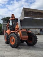 Fiat Kobelco B200 vista frontale con benna sollevata