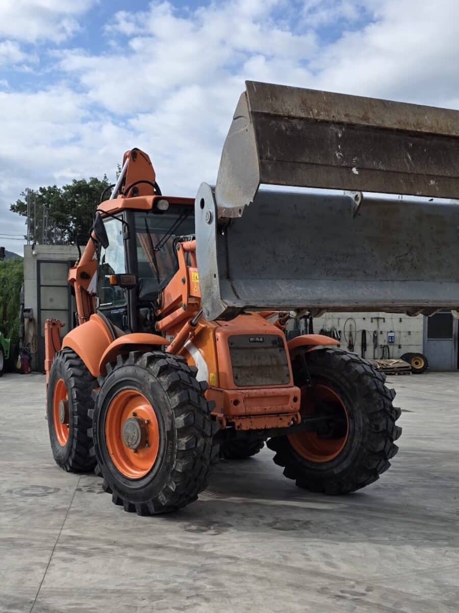 Fiat Kobelco B200 vista frontale con benna sollevata