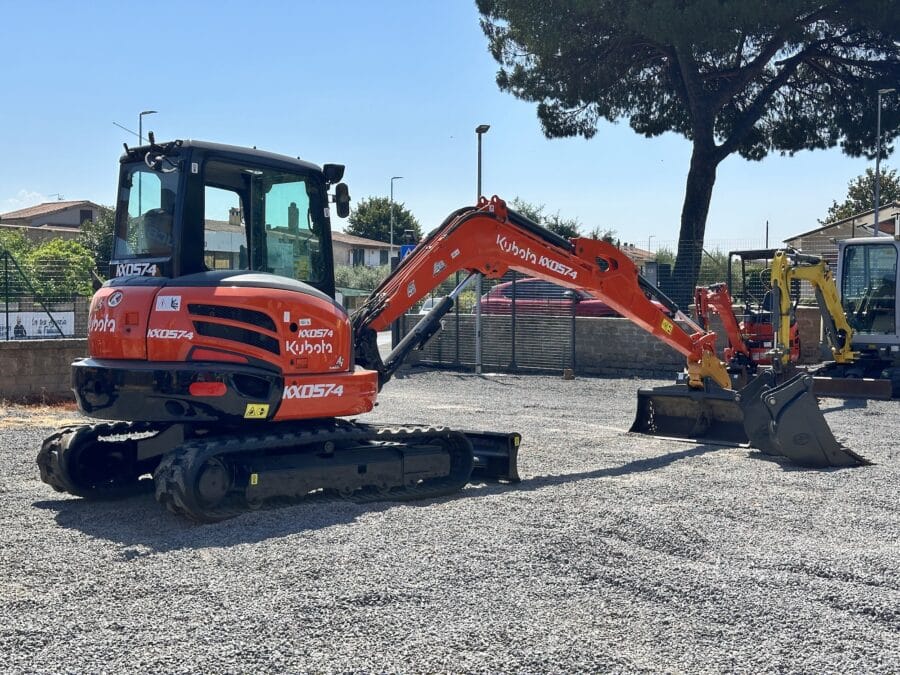Kubota KX57-4 en vente chez DAMAC avec godet de terrassement et train chenillé.
