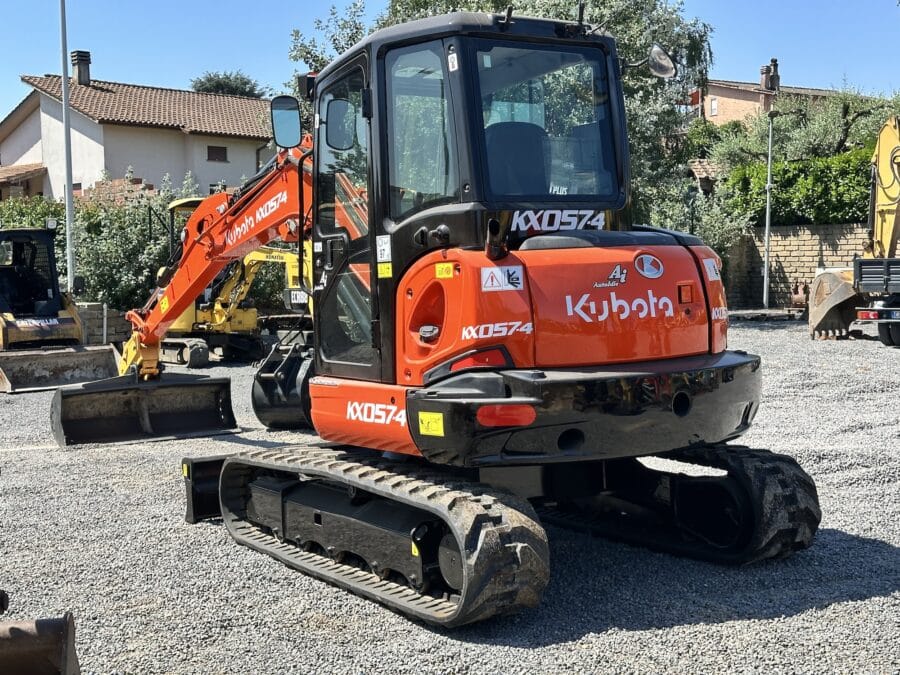 Kubota KX57-4 d'occasion avec bras monobloc, chenilles caoutchouc et structure compacte.